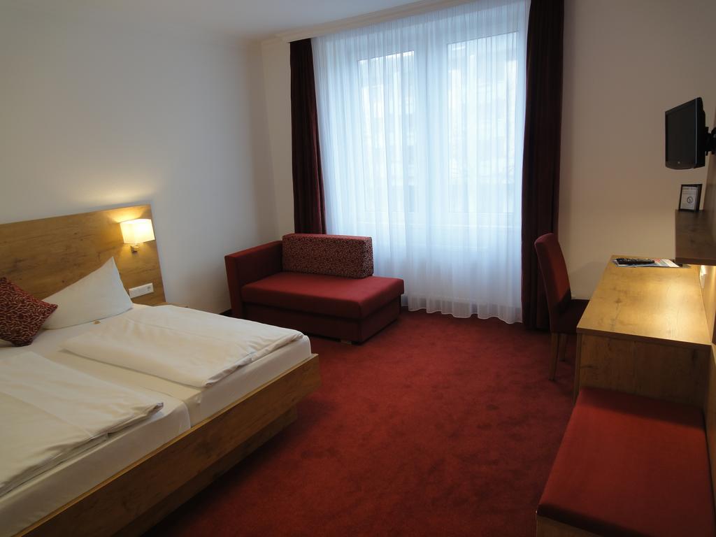 Hotel Krone Рилазинген-Ворблинген Экстерьер фото